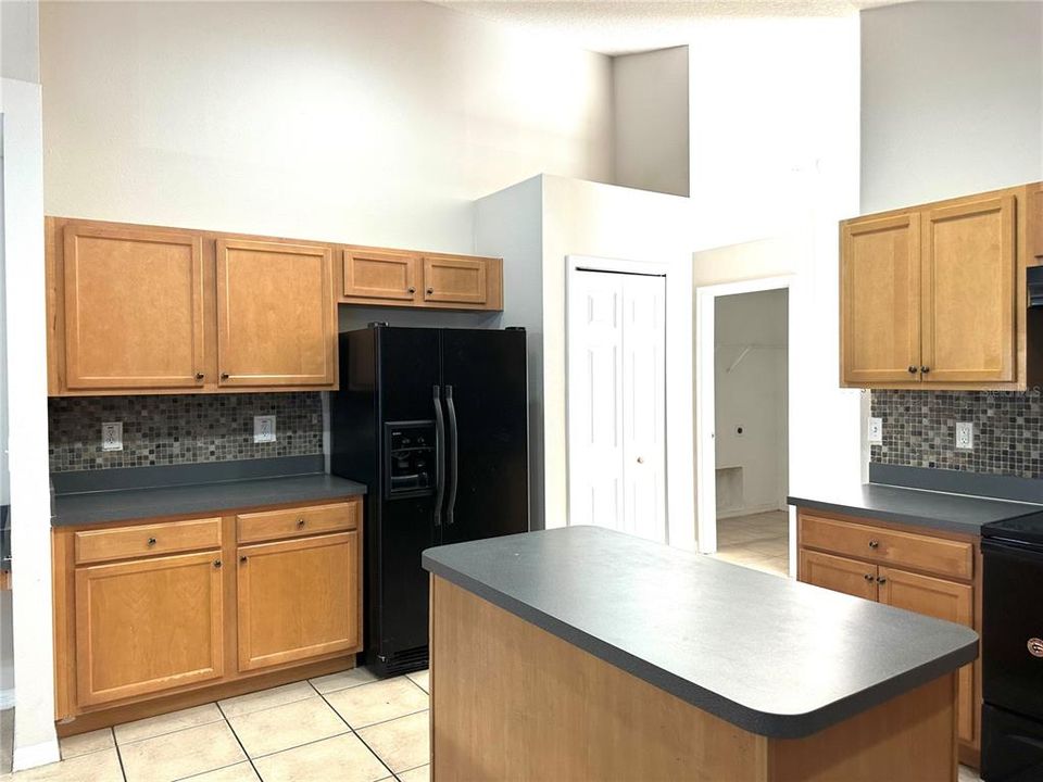 For Rent: $1,900 (3 beds, 2 baths, 1942 Square Feet)