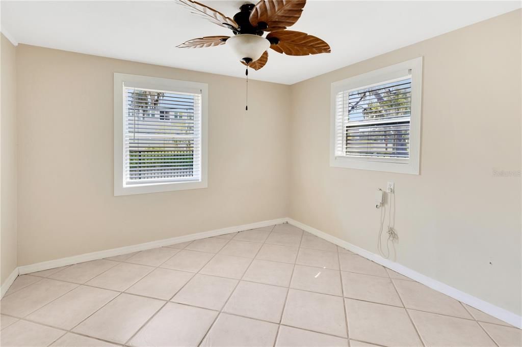 Active With Contract: $1,550 (2 beds, 1 baths, 725 Square Feet)