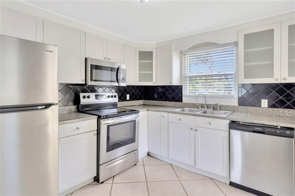 Active With Contract: $1,550 (2 beds, 1 baths, 725 Square Feet)