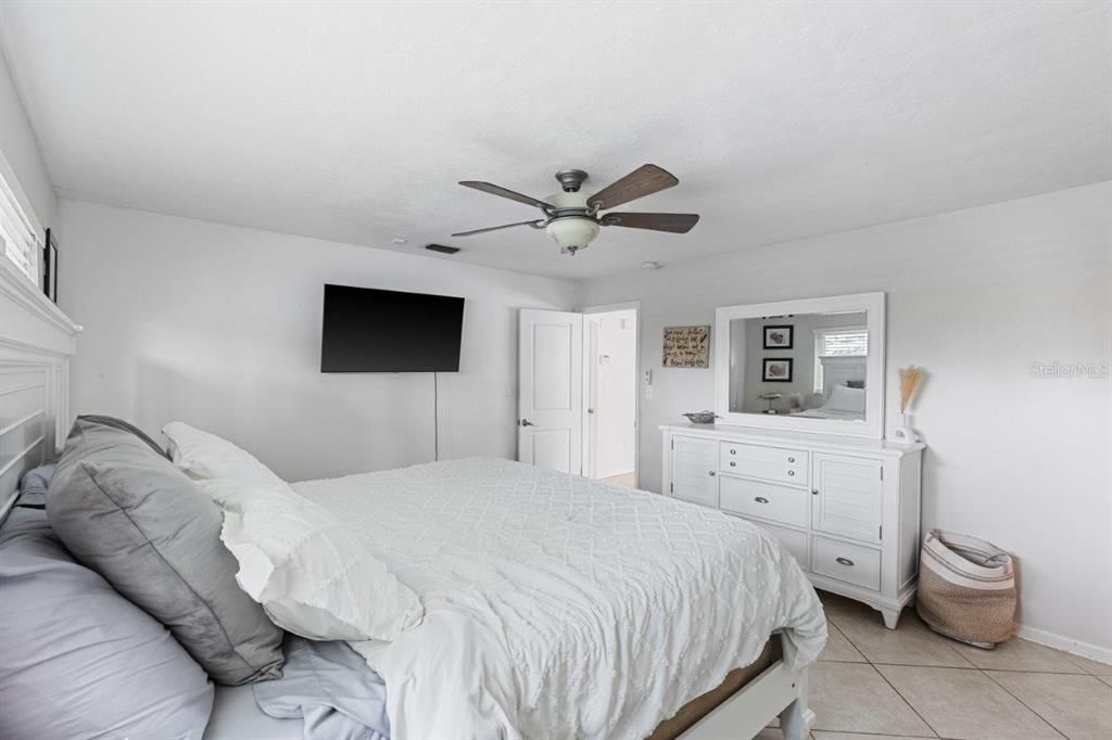 Owners suite featuring a walk-in closet, and ensuite bathroom.