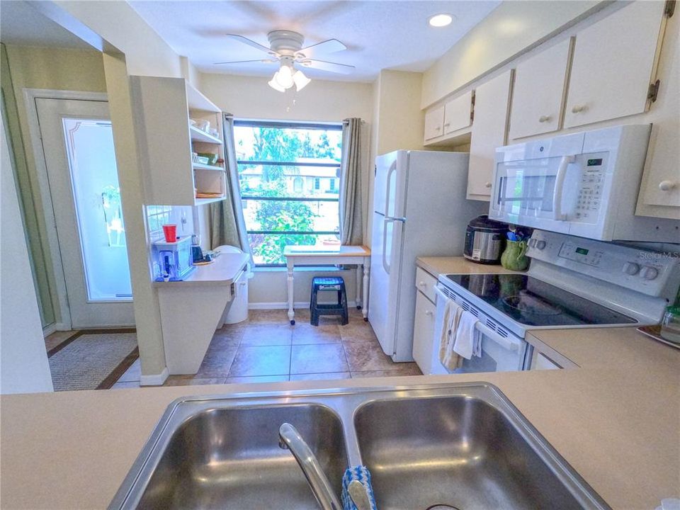 For Rent: $2,500 (2 beds, 2 baths, 1044 Square Feet)