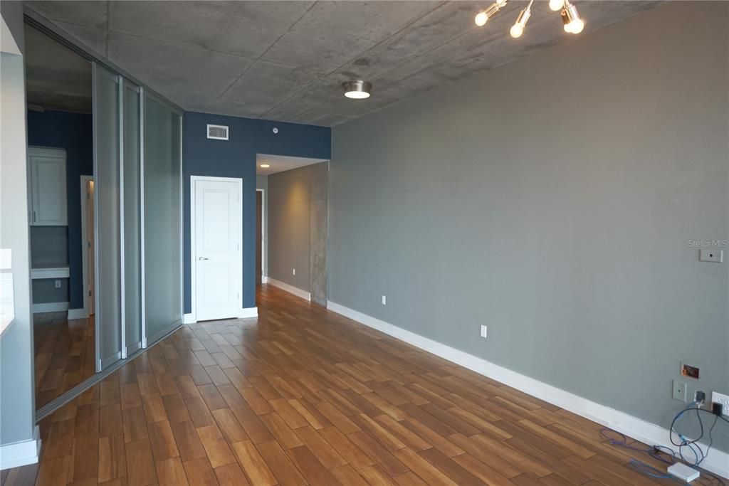 Active With Contract: $2,200 (1 beds, 1 baths, 772 Square Feet)