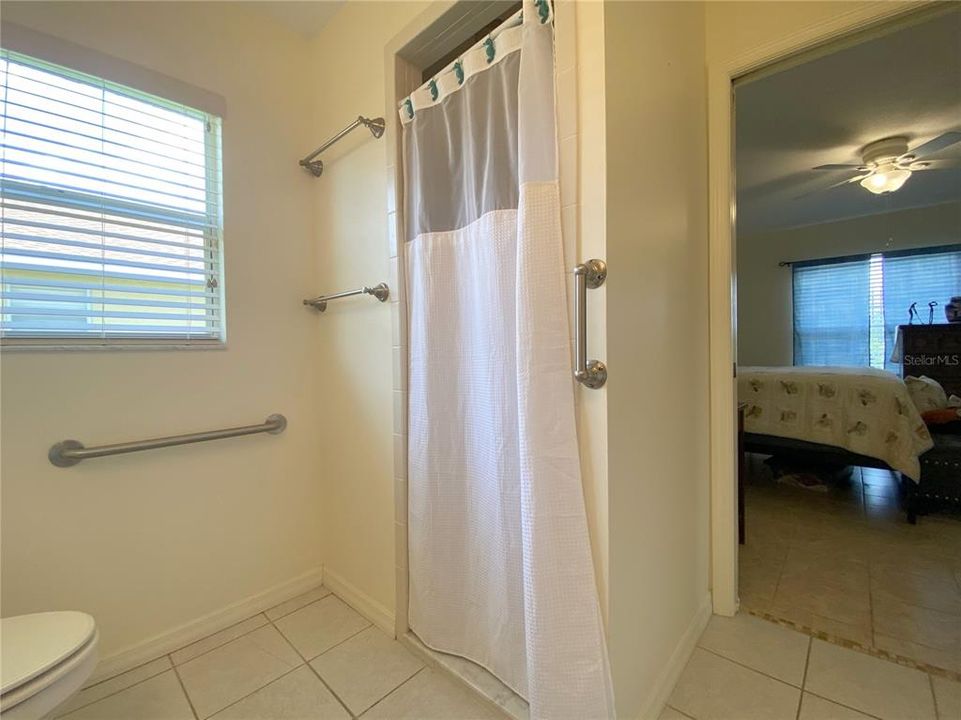 For Sale: $235,000 (2 beds, 2 baths, 1047 Square Feet)