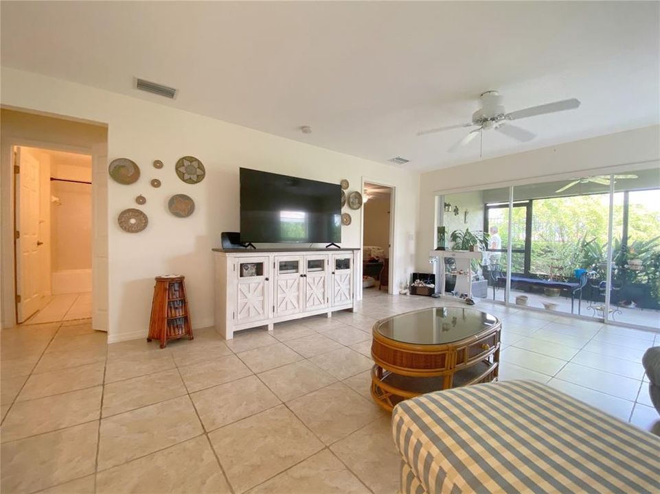 For Sale: $235,000 (2 beds, 2 baths, 1047 Square Feet)