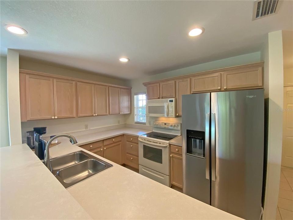 For Sale: $235,000 (2 beds, 2 baths, 1047 Square Feet)