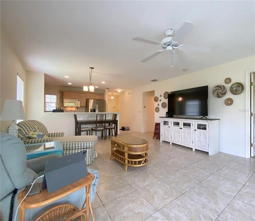 For Sale: $235,000 (2 beds, 2 baths, 1047 Square Feet)