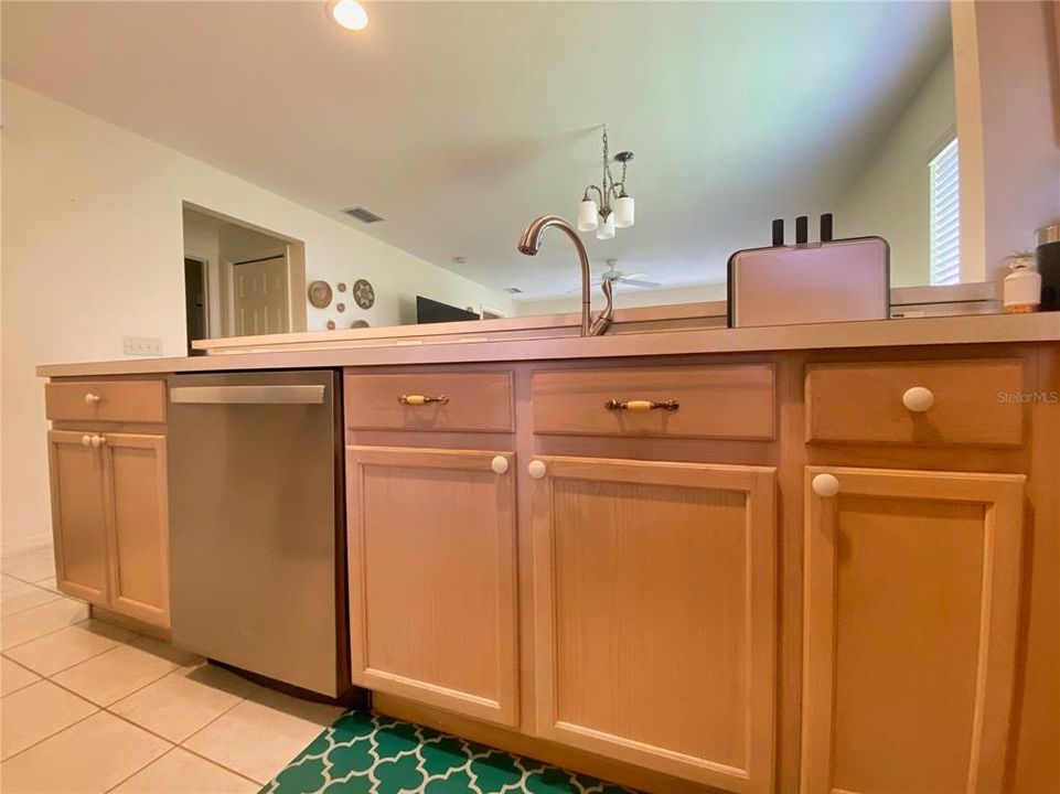 For Sale: $235,000 (2 beds, 2 baths, 1047 Square Feet)