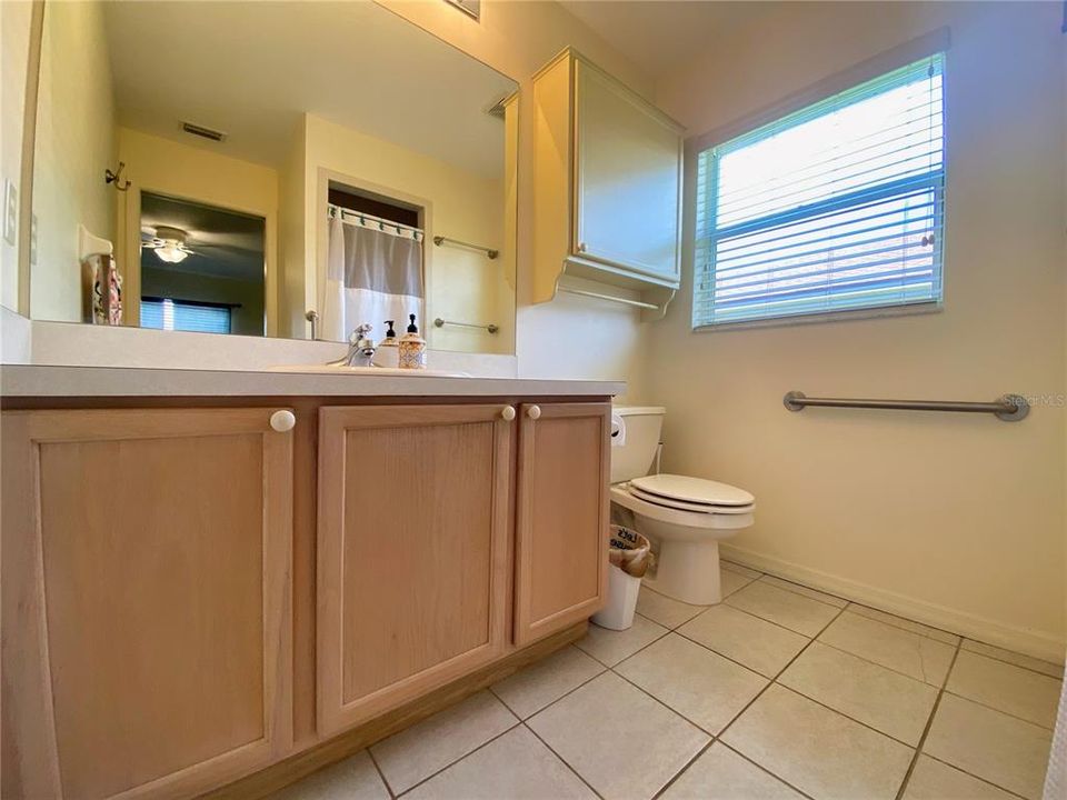 For Sale: $235,000 (2 beds, 2 baths, 1047 Square Feet)