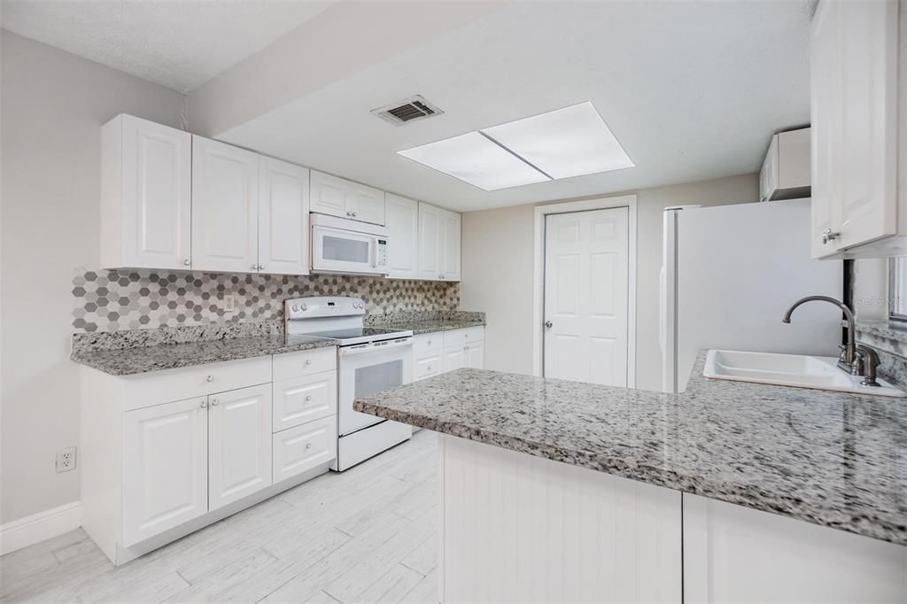 For Sale: $345,000 (3 beds, 2 baths, 1100 Square Feet)