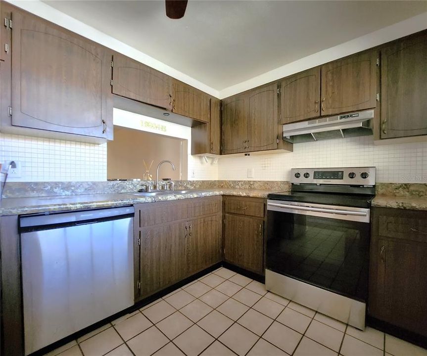 For Sale: $165,000 (2 beds, 2 baths, 1185 Square Feet)