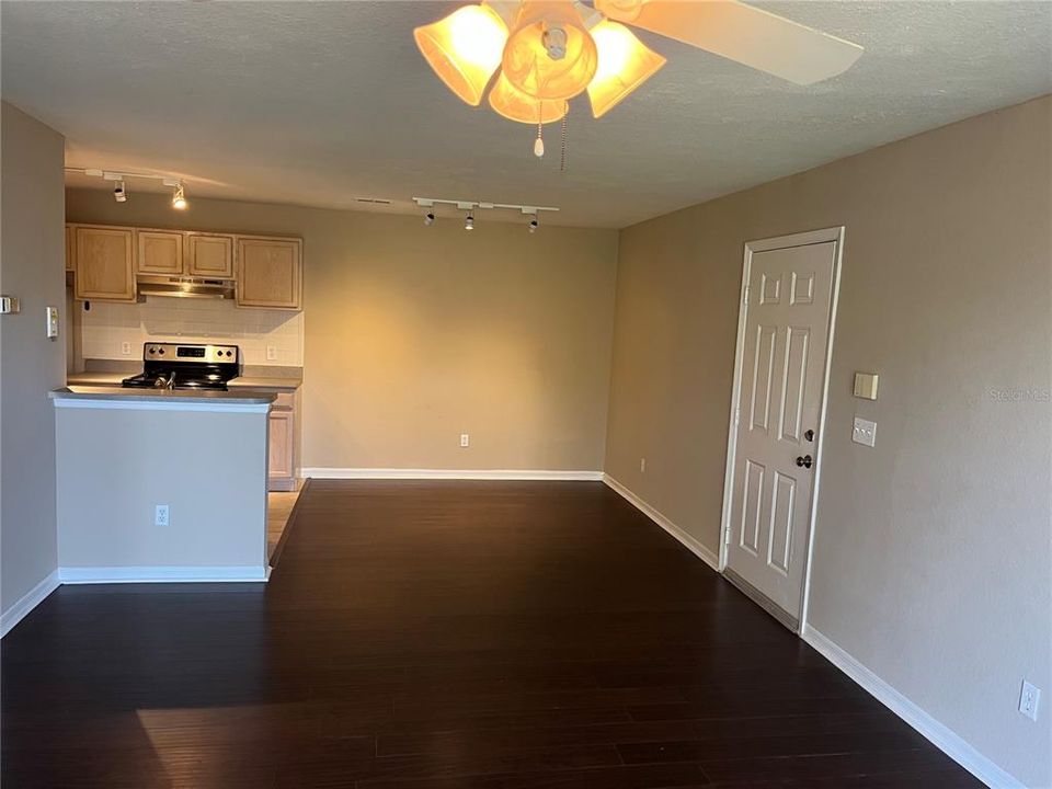 For Rent: $1,450 (1 beds, 1 baths, 671 Square Feet)