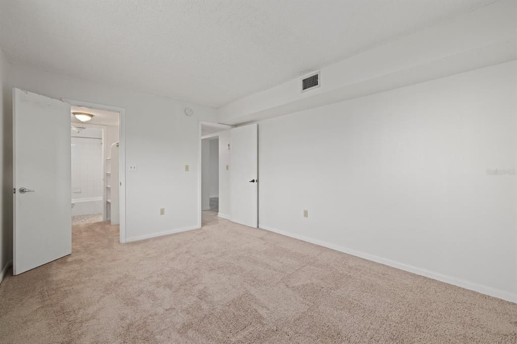 For Sale: $205,000 (1 beds, 1 baths, 827 Square Feet)