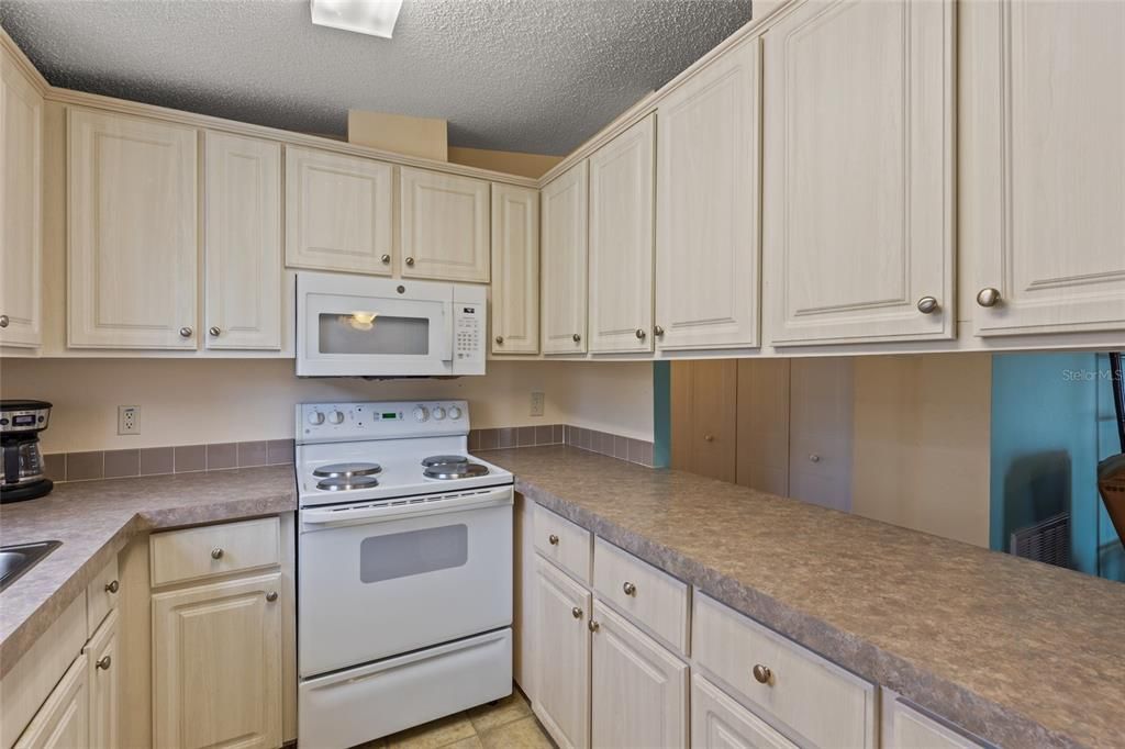 For Sale: $275,000 (2 beds, 2 baths, 1128 Square Feet)