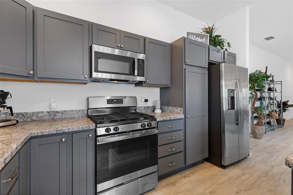 Active With Contract: $398,950 (3 beds, 2 baths, 1496 Square Feet)