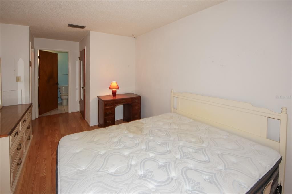 Active With Contract: $129,900 (2 beds, 1 baths, 768 Square Feet)