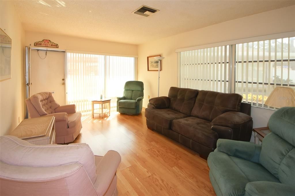 Active With Contract: $129,900 (2 beds, 1 baths, 768 Square Feet)