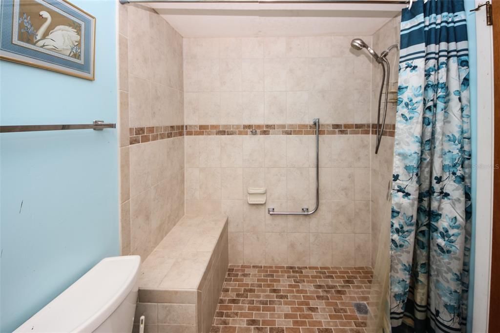 Active With Contract: $129,900 (2 beds, 1 baths, 768 Square Feet)