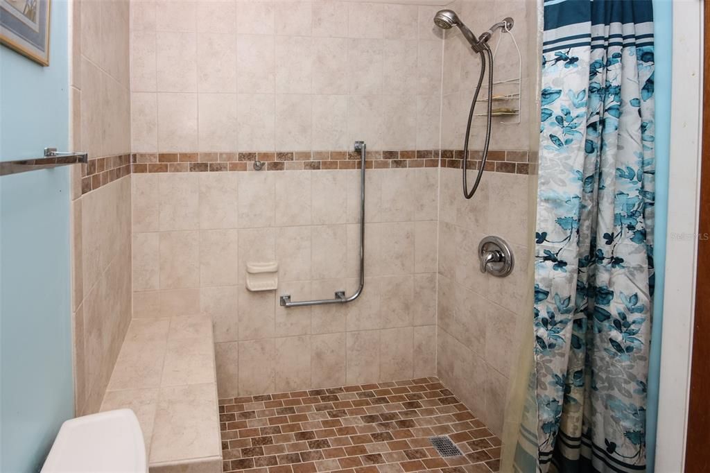 Active With Contract: $129,900 (2 beds, 1 baths, 768 Square Feet)