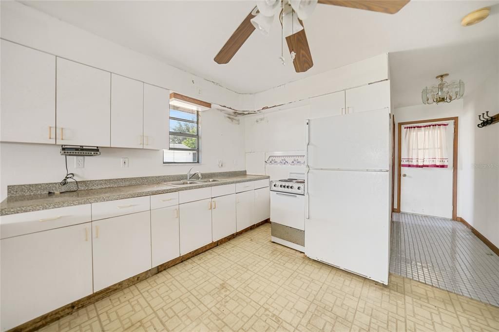 For Sale: $157,000 (2 beds, 1 baths, 1184 Square Feet)