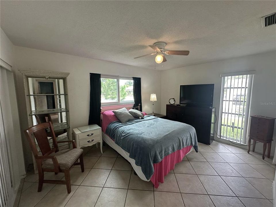 For Sale: $260,000 (2 beds, 1 baths, 986 Square Feet)