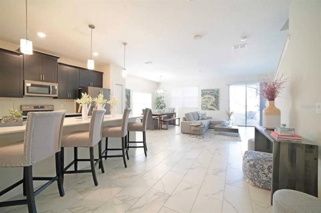 合同活跃: $2,995 (5 贝兹, 4 浴室, 2168 平方英尺)