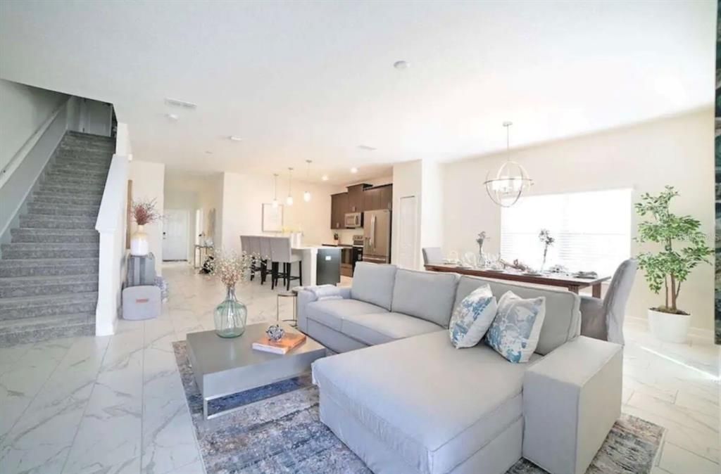 合同活跃: $2,995 (5 贝兹, 4 浴室, 2168 平方英尺)