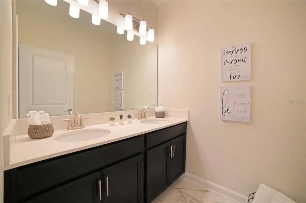 合同活跃: $2,995 (5 贝兹, 4 浴室, 2168 平方英尺)