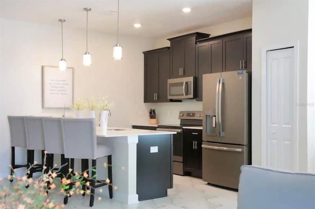 合同活跃: $2,995 (5 贝兹, 4 浴室, 2168 平方英尺)