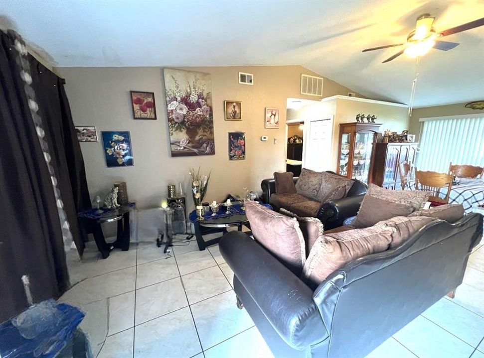 For Sale: $244,900 (3 beds, 2 baths, 1132 Square Feet)