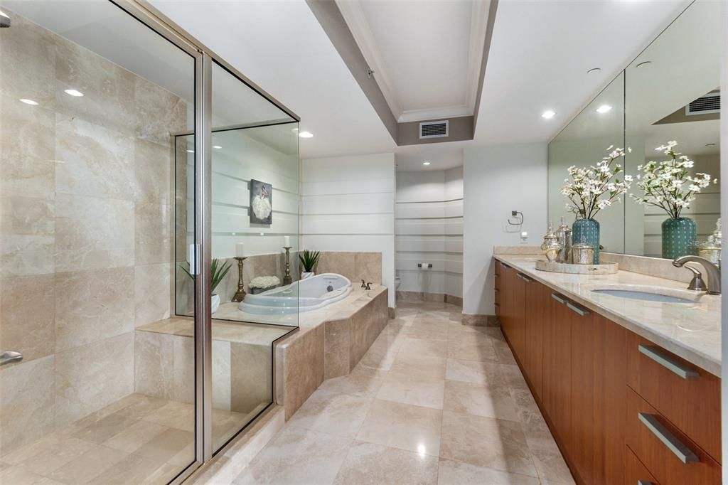 Master Bathroom w/Walk-in Shower & Separate Jetted Tub