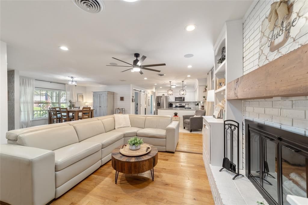 Active With Contract: $339,000 (3 beds, 2 baths, 1662 Square Feet)