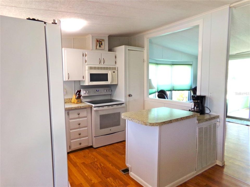 For Sale: $179,000 (2 beds, 2 baths, 826 Square Feet)