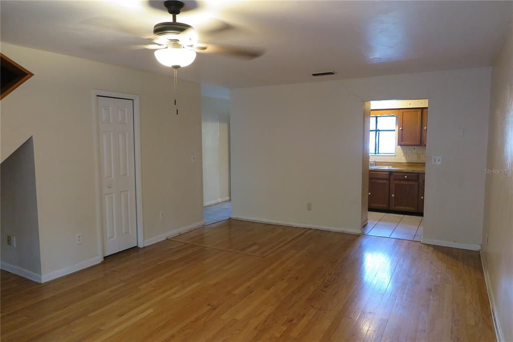 For Rent: $1,375 (2 beds, 1 baths, 1260 Square Feet)