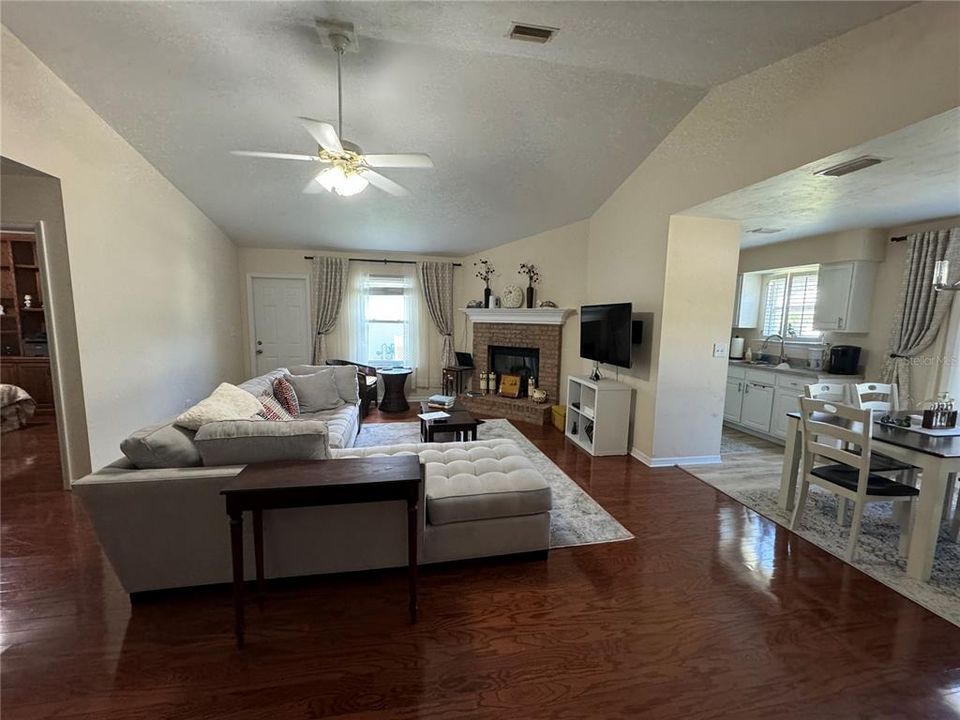 For Rent: $2,000 (3 beds, 2 baths, 1262 Square Feet)