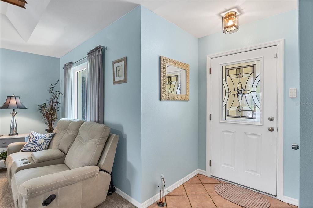 Foyer w/coat closet