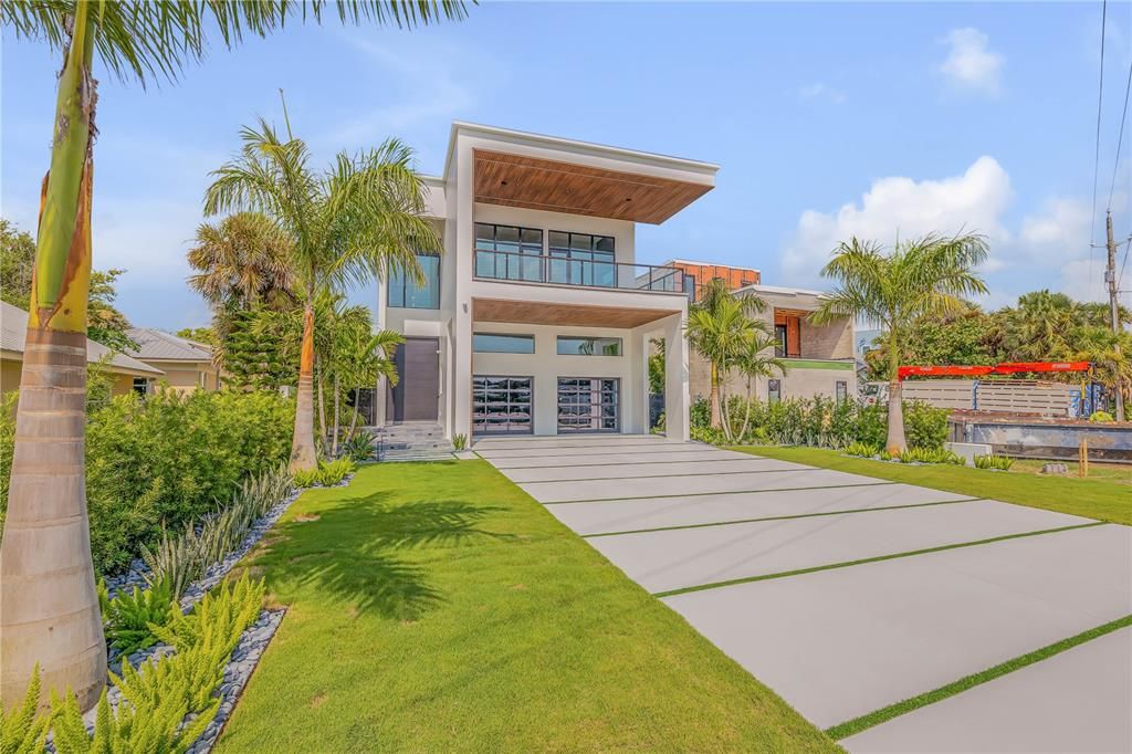 For Sale: $9,950,000 (5 beds, 5 baths, 5500 Square Feet)