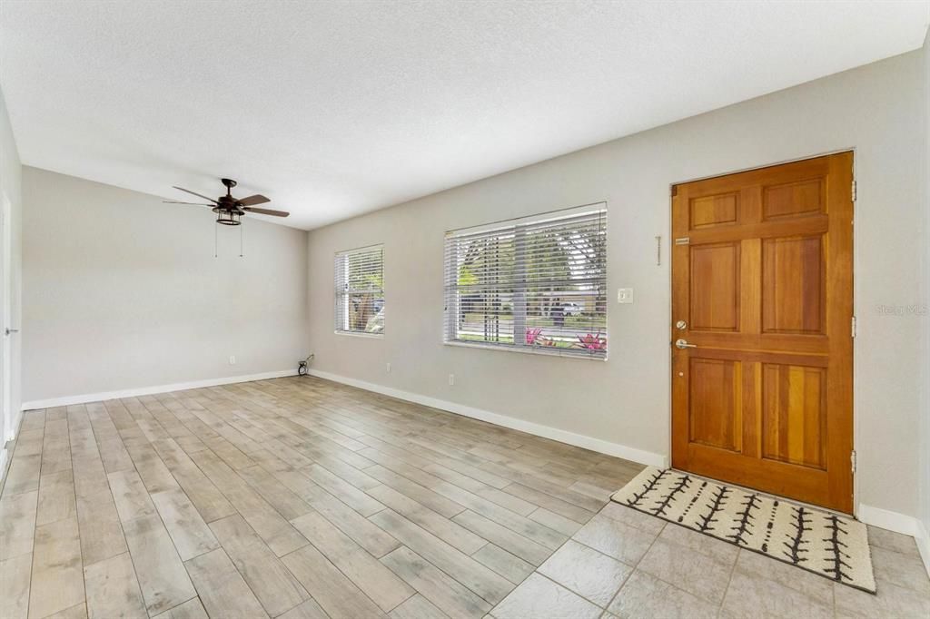 Active With Contract: $2,400 (3 beds, 2 baths, 1260 Square Feet)