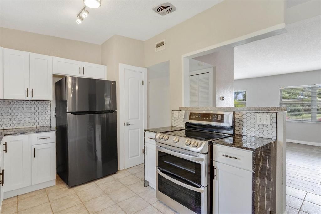 Active With Contract: $2,400 (3 beds, 2 baths, 1260 Square Feet)