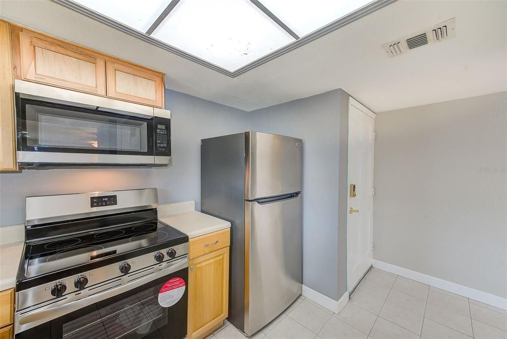 For Sale: $189,000 (1 beds, 1 baths, 827 Square Feet)