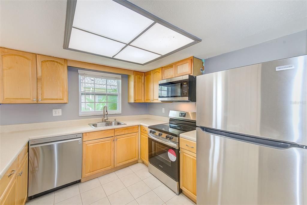 For Sale: $189,000 (1 beds, 1 baths, 827 Square Feet)