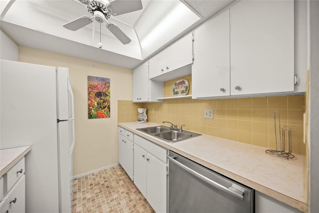 For Sale: $149,900 (1 beds, 1 baths, 647 Square Feet)