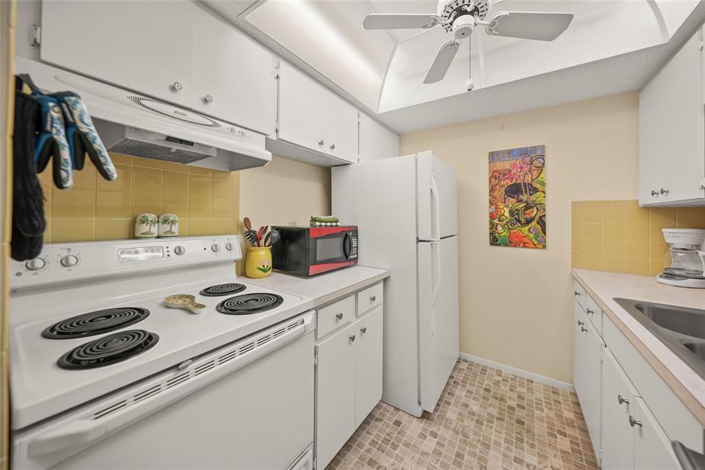 For Sale: $149,900 (1 beds, 1 baths, 647 Square Feet)