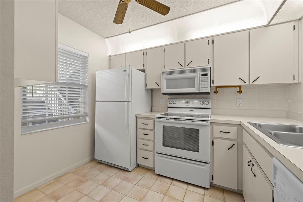 For Rent: $1,800 (2 beds, 2 baths, 835 Square Feet)