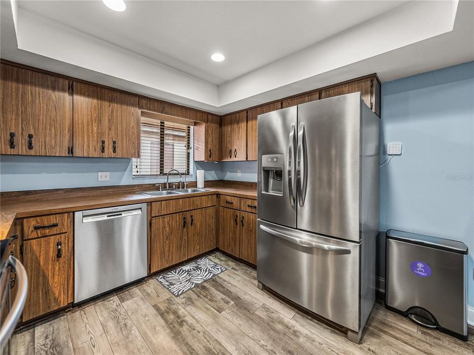 For Sale: $284,900 (2 beds, 2 baths, 1358 Square Feet)