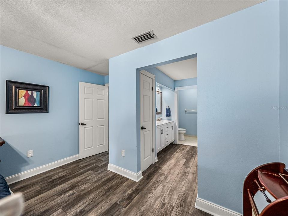 For Sale: $284,900 (2 beds, 2 baths, 1358 Square Feet)