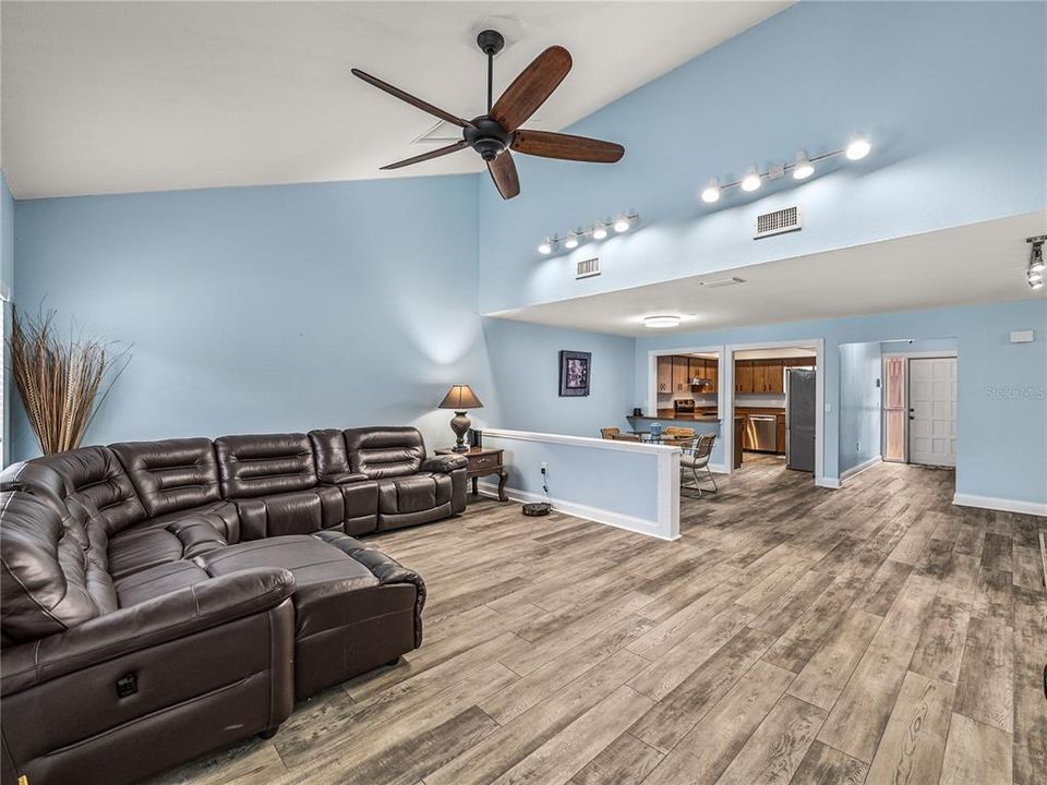 For Sale: $284,900 (2 beds, 2 baths, 1358 Square Feet)