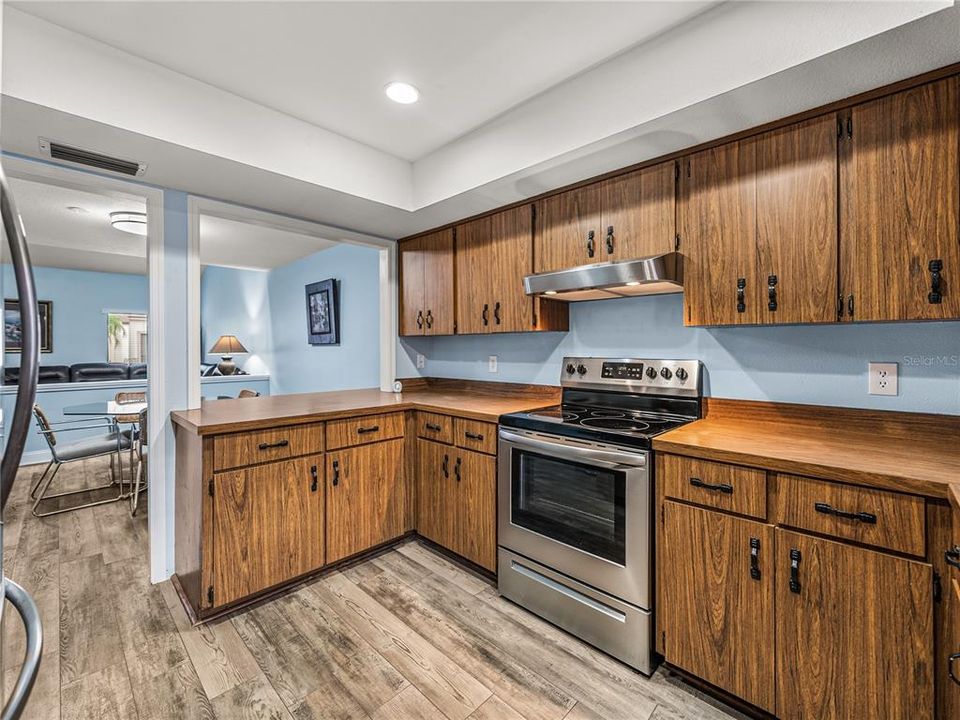 For Sale: $284,900 (2 beds, 2 baths, 1358 Square Feet)