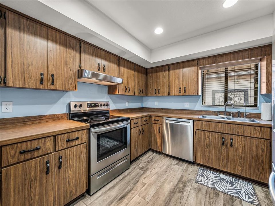 For Sale: $284,900 (2 beds, 2 baths, 1358 Square Feet)