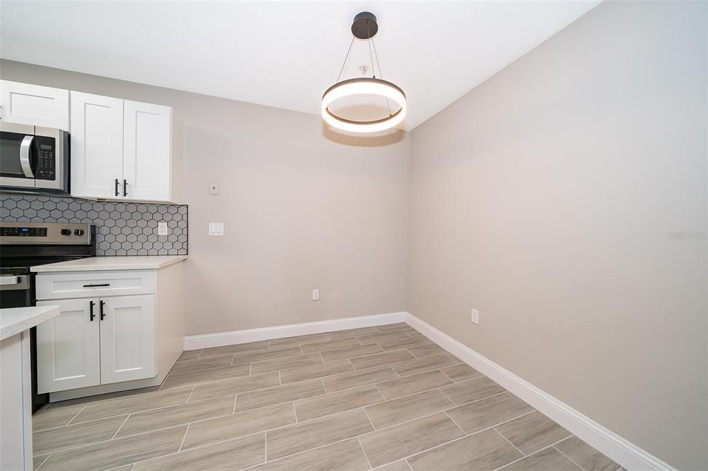 Active With Contract: $239,000 (2 beds, 2 baths, 982 Square Feet)