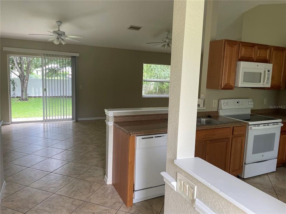 Active With Contract: $185,900 (3 beds, 2 baths, 1252 Square Feet)